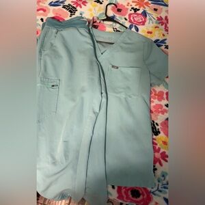 Powder Blue FIGS
Top/Bottoms: SZ MEDIUM JOGGER